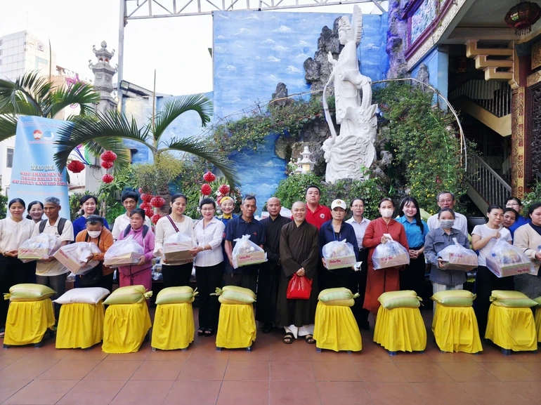 Chùa Hòa Khánh trao quà từ thiền đến bà con khó khăn nhân khánh đản Bồ-tát Quán Thế Âm
