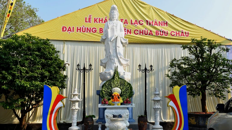 Tôn tượng Bồ-tát Quán Thế Âm được an vị trong khuôn viên chùa Bửu Châu