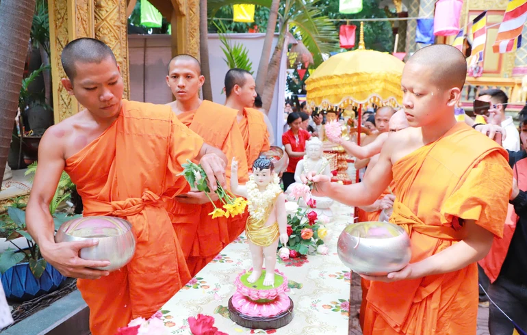 Tết Chôl Chnăm Thmây từ lâu đã trở thành cầu nối văn hóa, giúp cộng đồng Khmer thêm gắn kết. Trong ảnh là Lễ Tắm Phật nhân dịp Tết cổ truyền Tết Chôl Chnăm Thmây năm 2025 tại chùa Candaransi (TP.HCM) - Ảnh: Trung Thắng