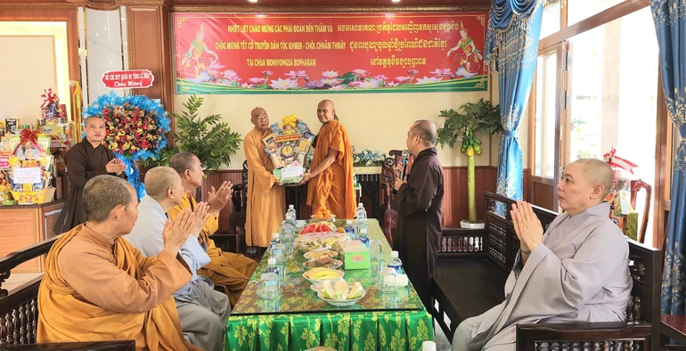 Tặng quà chúc mừng khánh tuế Hòa thượng Thạch Hà nhân dịp Tết cổ truyền Chôl Chnăm Thmây 2026