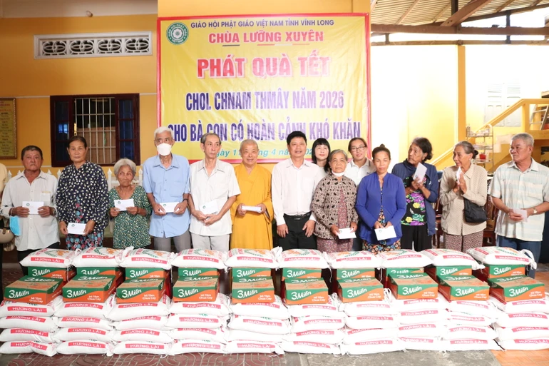 100 phần quà Tết Chôl Chnăm Thmây được trao tặng đến bà con khó khăn tại chùa Lưỡng Xuyên