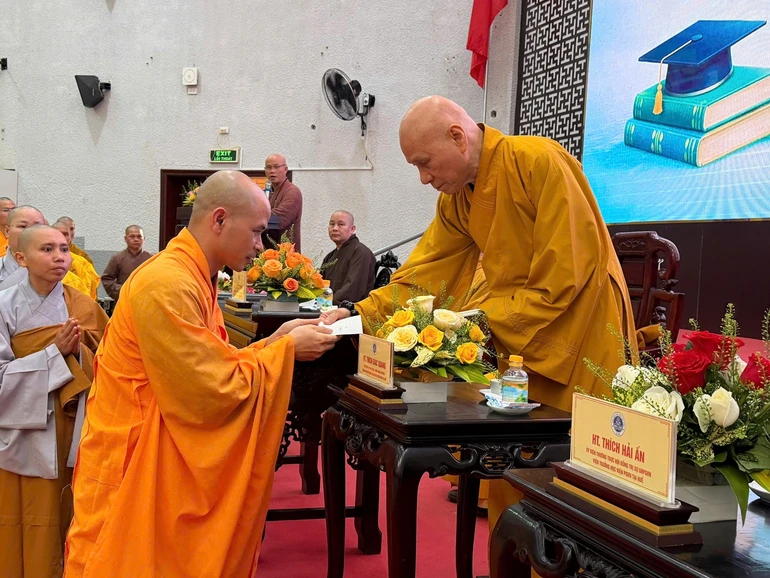 Trưởng lão Hòa thượng Thích Giác Quang trao học bổng đến nghiên cứu sinh Thích Nguyên Hạnh