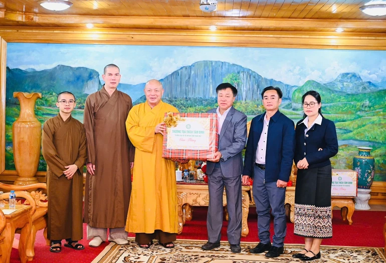 Ban Trị sự GHPGVN tỉnh Thanh Hóa tặng quà đến Bí thư Tỉnh ủy Hủa Phăn nhân dịp Tết cổ truyền Bunpimay