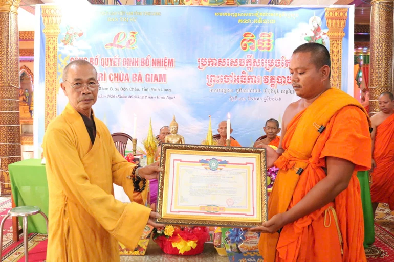 Hòa thượng Thích Huệ Pháp trao quyết định của Ban Trị sự GHPGVN tỉnh Vĩnh Long bổ nhiệm Đại đức Chandasubho Thạch Ngọc trụ trì chùa Bà Giam