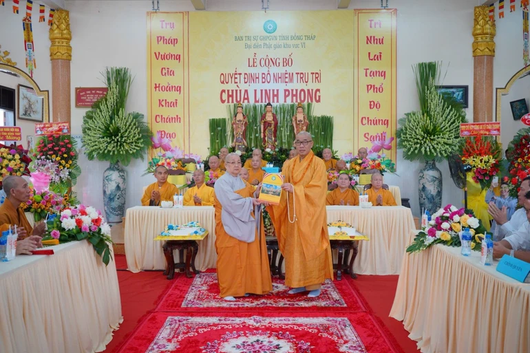 Thượng tọa Thích Quảng Lộc trao quyết định bổ nhiệm trụ trì chùa Linh Phong đến Ni sư Thích nữ Tắc Bửu
