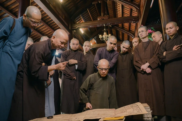 Tăng Ni sinh Học viện Phật giáo VN tại Huế trong buổi học tập thực tế