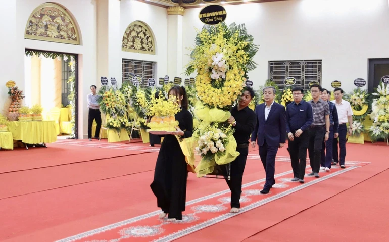 Phái đoàn Ban Tuyên giáo và Dân vận Trung ương do ông Ngô Đông Hải, Ủy viên Trung ương Đảng, Phó Trưởng ban Tuyên giáo và Dân vận Trung ương làm trưởng đoàn viếng tang Trưởng lão Hòa thượng Thích Thanh Dục