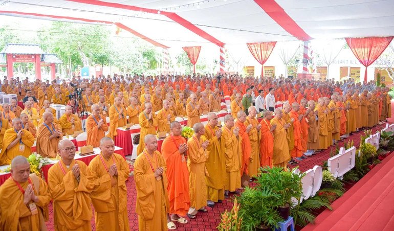 Chư tôn đức thực hiện nghi thức niệm Phật cầu gia hộ - Ảnh: Quảng Đạo/BGN 