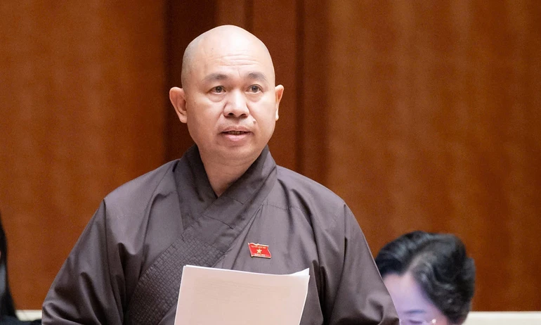 Thượng tọa Thích Đức Thiện, Phó Chủ tịch, Tổng thư ký Hội đồng Trị sự GHPGVN phát biểu tại Quốc hội sáng 22-4 - Ảnh: Media Quốc hội