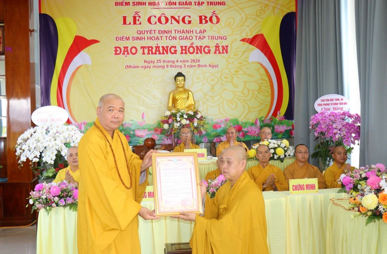 Thượng tọa Thích Trí Thọ trao quyết định thành lập điểm sinh hoạt tôn giáo tập trung Hồng Ân đến Đại đức Thích Minh Tiến