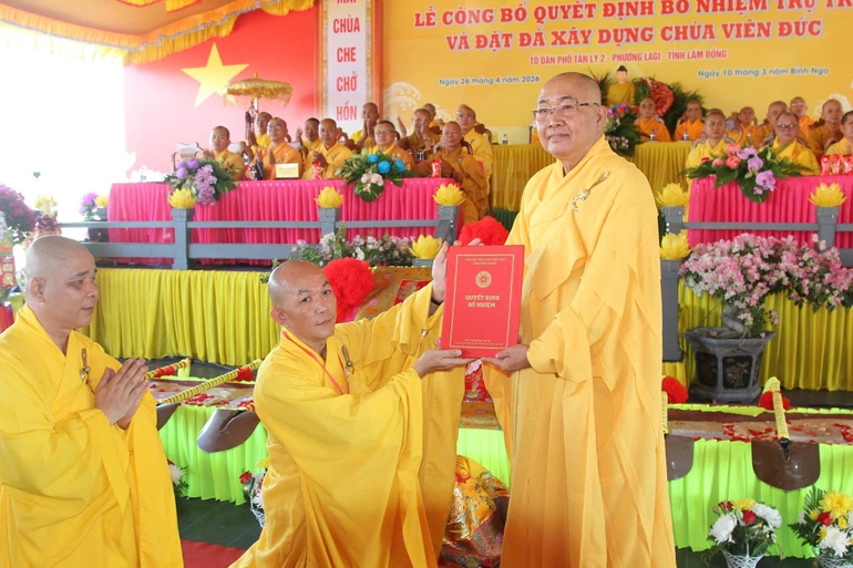 Hòa thượng Thích Minh Nhật trao quyết định bổ nhiệm trụ trì chùa Viên Đức đến Đại đức Thích Nhuận Hạnh