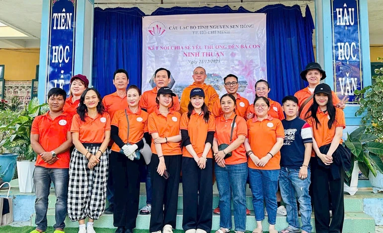 Đại đức Thích Minh Mẫn cùng các thành viên trong Câu lạc bộ Tình nguyện Sen Hồng