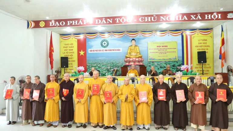 Hòa thượng Thích Từ Nghiêm trao quyết định chuẩn y nhân sự Ban Trị sự GHPGVN TP.Đà Nẵng, nhiệm kỳ 2026-2031