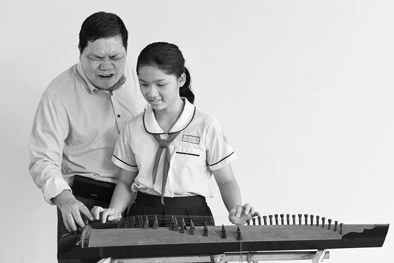 Thầy giáo Nguyễn Văn Thanh dạy đàn tranh - Ảnh: Trần Thế Phong/BGN