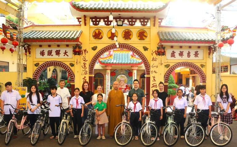 Trao xe đạp đến các em học sinh (có cha, mẹ mất do dịch bệnh Covid-19) trên địa bàn