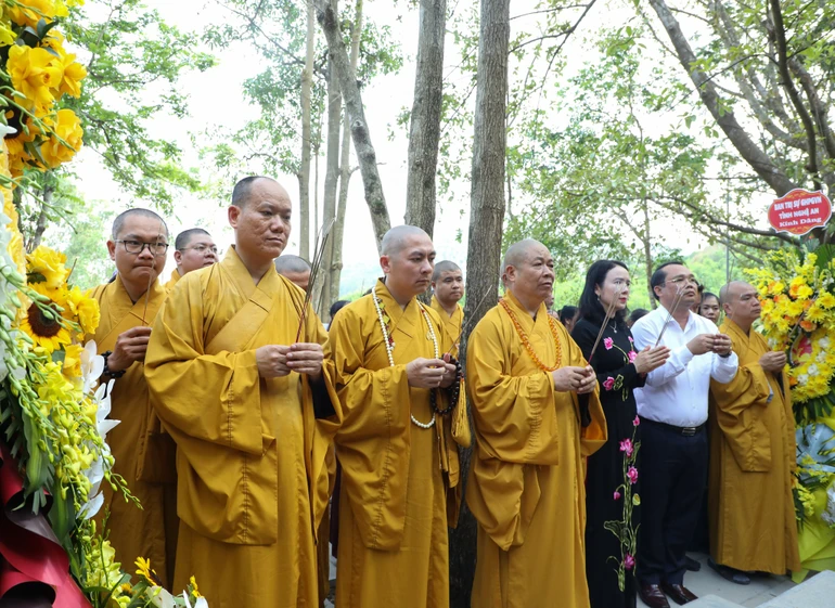 Chư tôn đức, đại biểu dâng hương tưởng niệm tại Di tích lịch sử quốc gia hang Hỏa Tiễn (P.Hoàng Mai, Nghệ An)