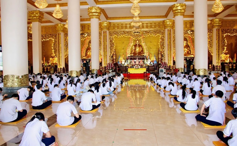 Khóa tu Bát quan trai tại chùa Phật Quốc Vạn Thành có sự tham dự của hơn 500 thanh thiếu niên, học sinh