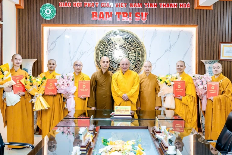 Trao quyết định, tặng hoa chúc mừng đến chư tôn đức được bổ nhiệm trụ trì