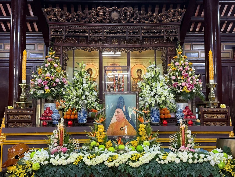 Di ảnh Đại lão Hòa thượng Thích Đôn Hậu được tôn trí tại chánh điện Quốc tự Thiên Mụ