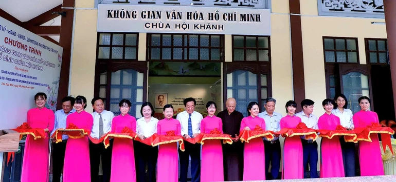 Cắt băng khai mạc "Không gian văn hóa Hồ Chí Minh" tại tổ đình Hội Khánh (phường Thủ Dầu Một)
