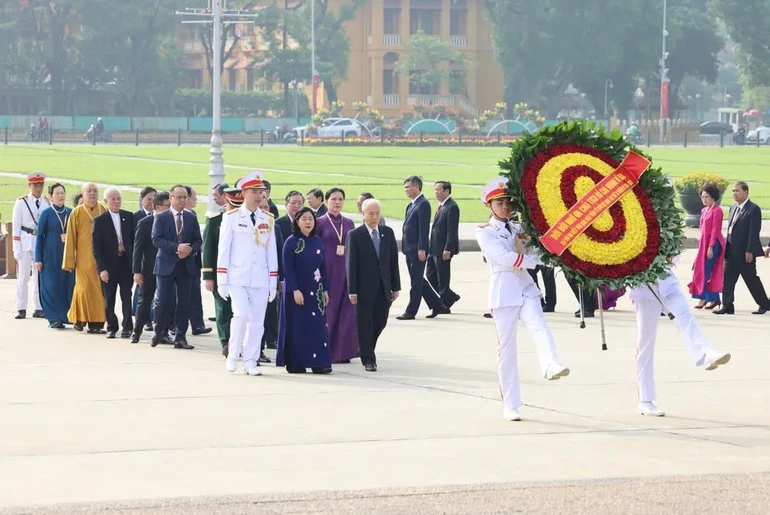 Đoàn đại biểu tham dự Đại hội toàn quốc MTTQVN lần thứ XI vào Lăng viếng Chủ tịch Hồ Chí Minh - Ảnh: Quang Phúc