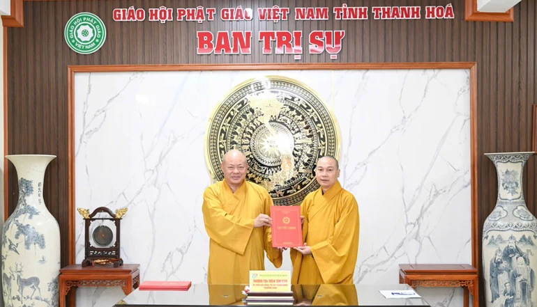 Thượng tọa Thích Tâm Định trao quyết định thành lập Ban Quản trị tự viện