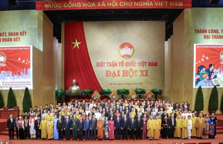 Đại biểu lưu niệm cùng các vị lãnh đạo, nguyên lãnh đạo Đảng, Nhà nước sau phiên khai mạc sáng nay, 12-5