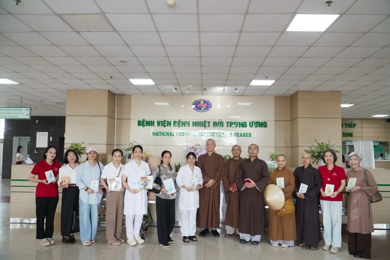 Chư tôn đức Tăng, Ni cùng các Phật tử trao tặng 9 tủ sách "Vĩnh Nghiêm Tâm An" tại Bệnh viên Nhiệt Đới Trung ương 