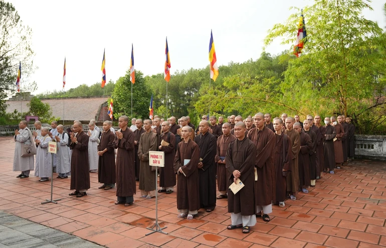 Tăng Ni sinh tham dự kỳ thi tuyển sinh cử nhân Phật học khóa XVI - Học viện Phật giáo VN tại Huế