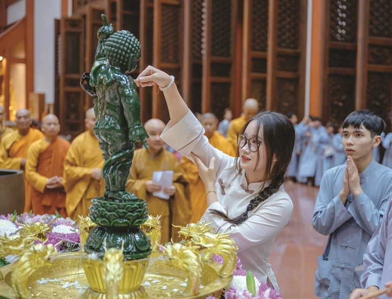 Ngày càng có nhiều người trẻ chọn lối sống đạo, kiến tạo một cuộc sống an vui từ gốc - Ảnh: Đăng Huy