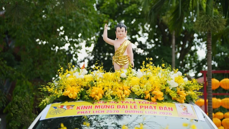 Hà Nội: Tăng Ni, Phật tử xã Sóc Sơn diễu hành xe hoa kính mừng Đức Thế Tôn đản sinh