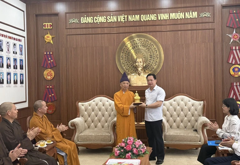 Hòa thượng Thích Thanh Quyết tặng tôn tượng Phật hoàng Trần Nhân Tông đến ông Bí thư Tỉnh ủy Sơn La Hoàng Văn Nghiệm