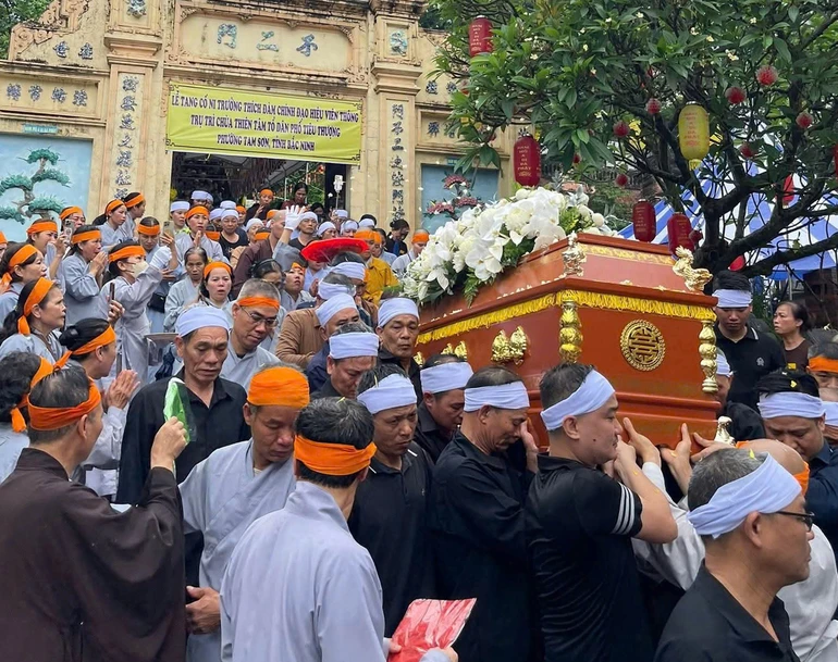 Phụng tống kim quan Ni trưởng Thích Đàm Chính rời chùa Tiêu Sơn (P.Tam Sơn, Bắc Ninh) - Ảnh: FB Nhân Phúc
