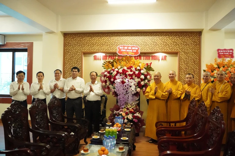 Tặng hoa chúc mừng Ban Trị sự GHPGVN tỉnh Nghệ An nhân Đại lễ Phật đản Phật lịch 2570