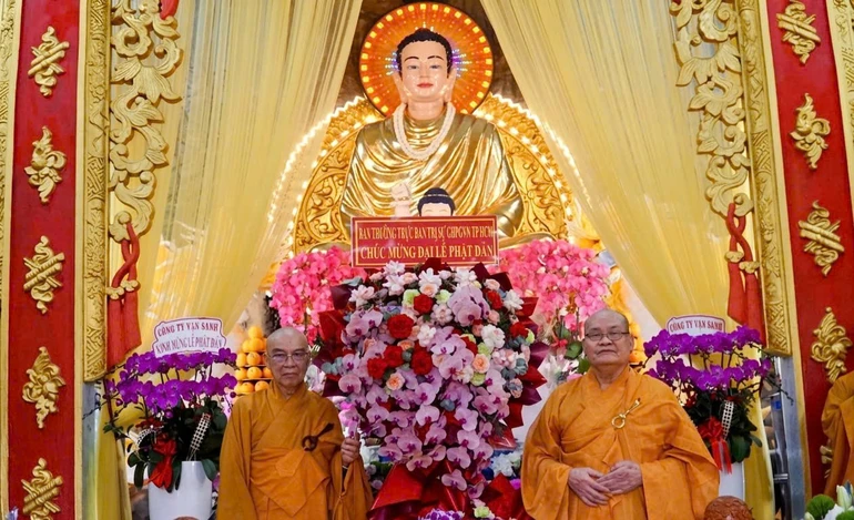 Hòa thượng Thích Thiện Nghĩa đón nhận lẵng hoa chúc mừng Phật đản từ Ban Thường trực Ban Trị sự GHPGVN TP.HCM - Ảnh: Hạnh Ý/BGN