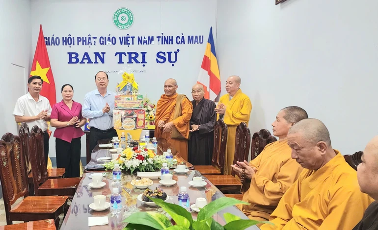 Tặng quà chúc mừng Đại lễ Phật đản Phật lịch 2570 đến Ban Trị sự GHPGVN tỉnh Cà Mau