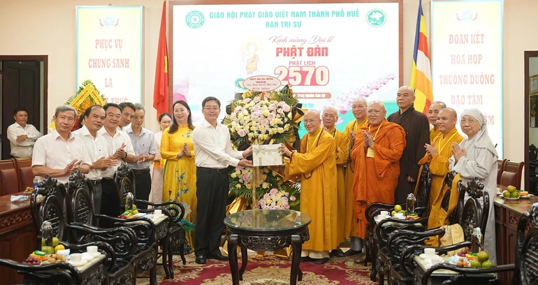 Ông Nguyễn Đình Trung cùng phái đoàn tặng hoa chúc mừng Đại lễ Phật đản Phật lịch 2570