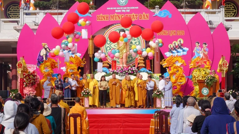 Thả bóng bay cầu nguyện thế giới hòa bình, chúng sinh an lạc