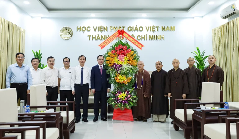 Đoàn Bộ Dân tộc và Tôn giáo tặng hoa chúc mừng Học viện Phật giáo VN tại TP.HCM nhân Đại lễ Phật đản Phật lịch 2570