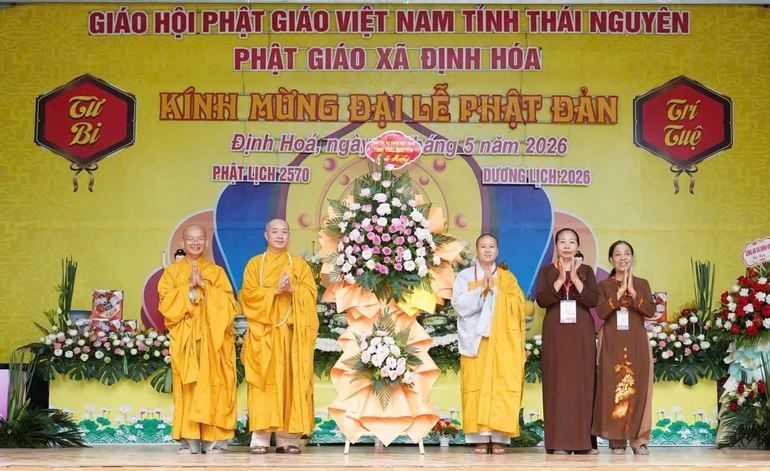Ban Trị sự GHPGVN tỉnh Thái Nguyên tặng hoa chúc mừng Đại lễ Phật đản Phật lịch 2570 tổ chức tại chùa Hang