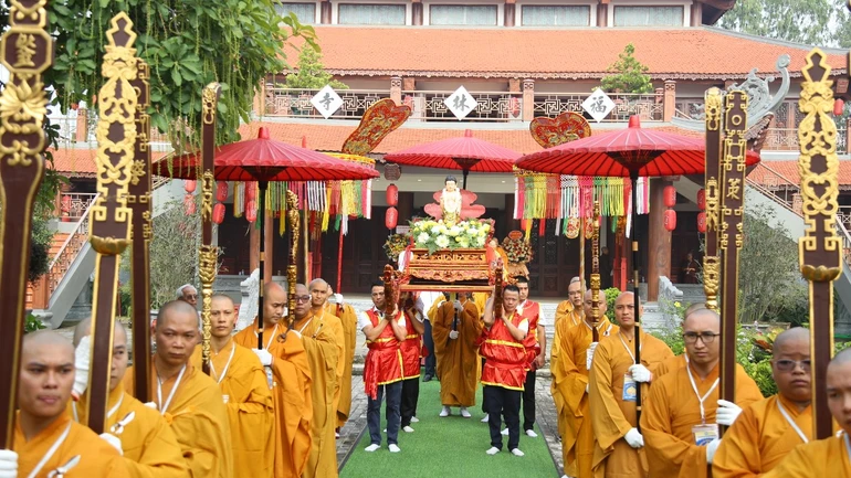 Cung rước kim thân Đức Phật sơ sinh