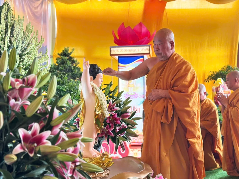 Hòa thượng Thích Giác Pháp cử hành nghi thức Tắm Phật tại xá Trung tâm (P.Phú Lâm, TP.HCM)