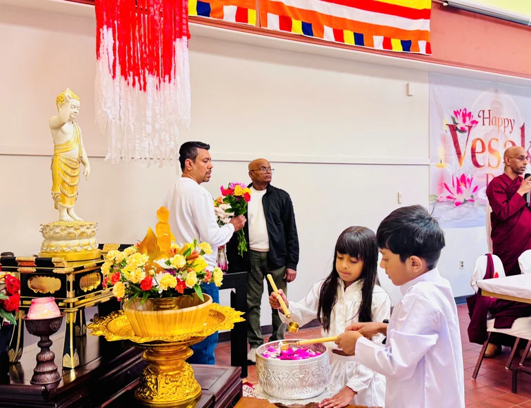 Em Tắm Phật