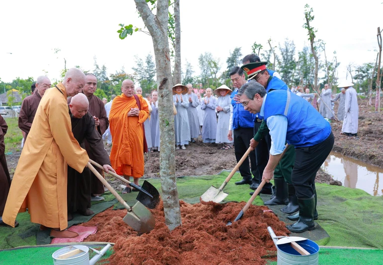 Đức Pháp chủ GHPGVN, chư tôn đức, lãnh đạo TP.HCM và các đại biểu tham gia hoạt động trồng cây - một hành động thiết thực, thể hiện trách nhiệm đối với môi trường và tương lai của Thành phố