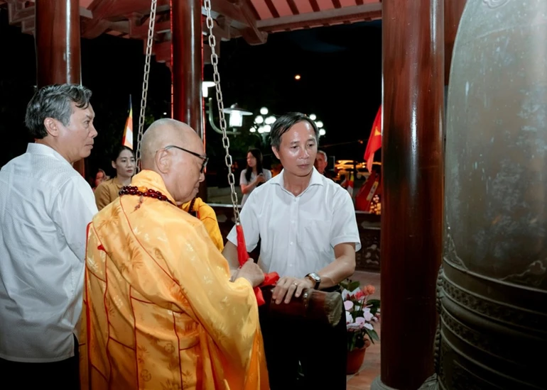 Hòa thượng Thích Tánh Nhiếp và ông Vũ Hoài Bắc thỉnh chuông