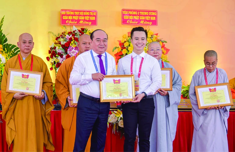 Đinh Công Quân nhận Bằng khen của Chủ tịch Ủy ban MTTQVN TP.Cần Thơ cho những đóng góp trong công tác an sinh xã hội giai đoạn 2022-2025 - Ảnh: Quảng Đạo/BGN