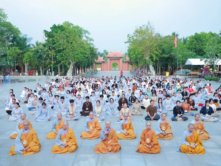 Nhiều phụ huynh trẻ tham gia các khóa tu thiền, lớp giáo lý Phật giáo để áp dụng vào đời sống, xây dựng mái ấm hạnh phúc