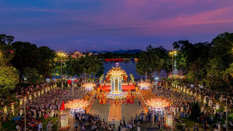 Lễ hội hoa đăng với chủ đề “Ánh đạo vàng son – Hội tụ văn hóa, lan tỏa hòa bình” tại Huế - Ảnh: Lê Đình Hoàng