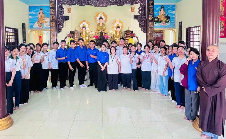 Lưu niệm tại chùa Phật Huệ (P.Long Thuận, tỉnh Đồng Tháp)