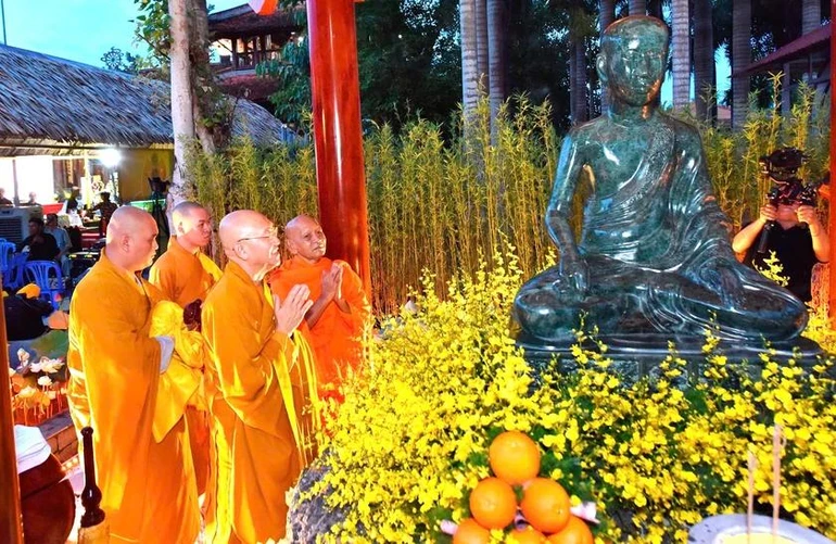 Tôn tượng Phật hoàng Trần Nhân Tông được an vị tại thiền viện Trúc Lâm Phương Nam (Cần Thơ)